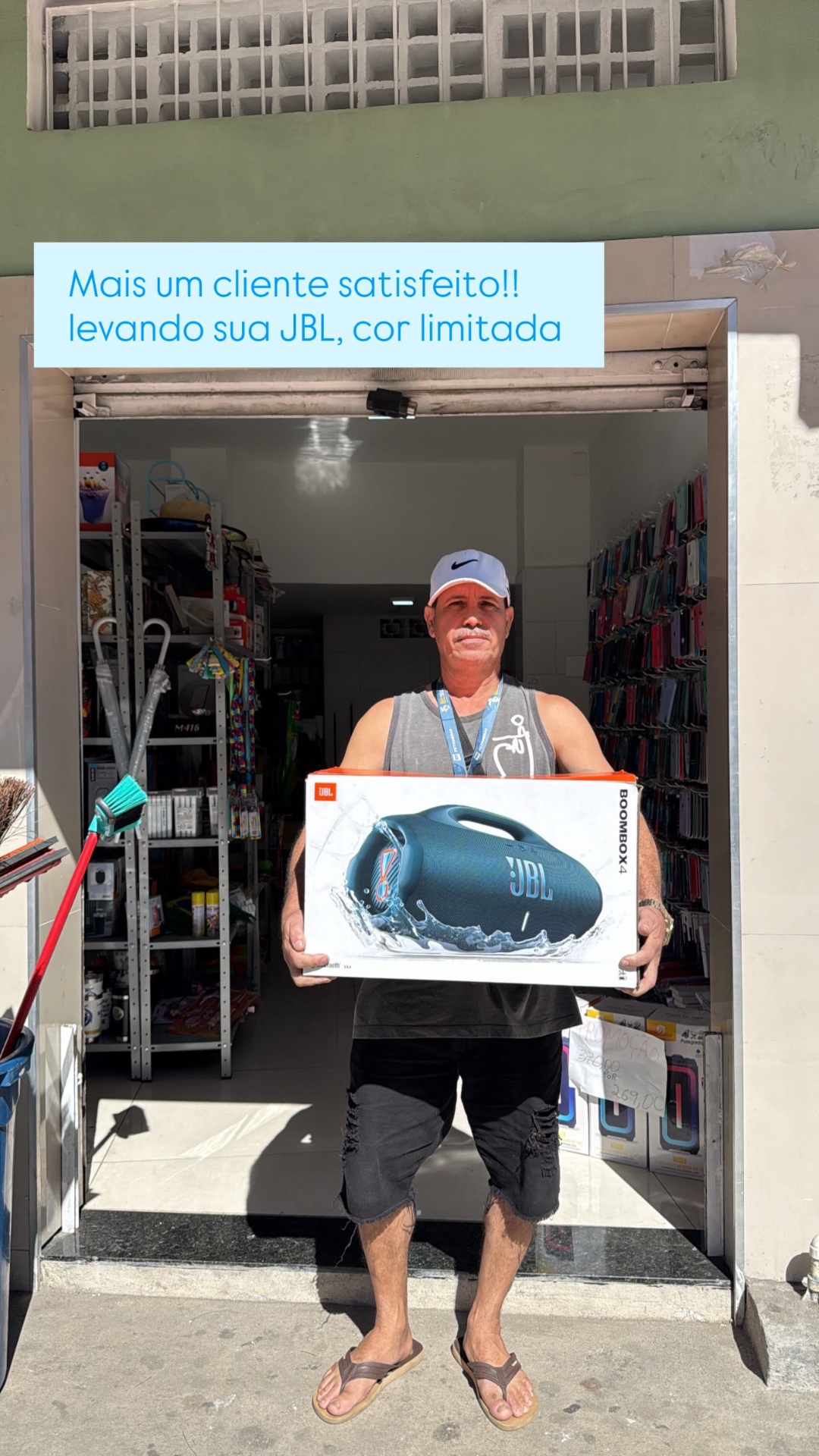 Cliente saindo da loja com uma caixa de som JBL